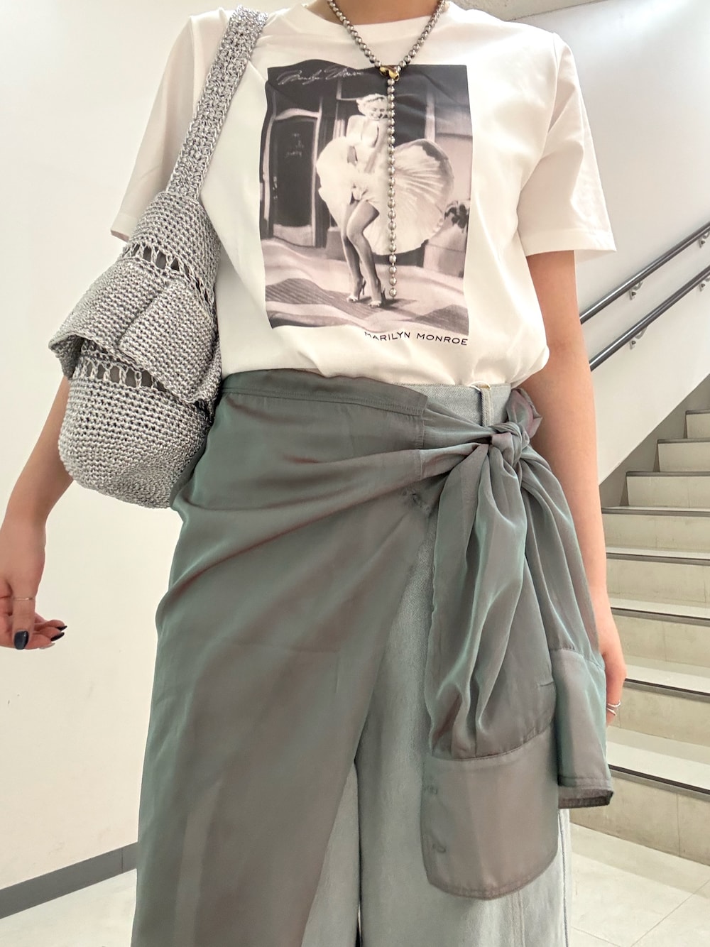 その他のTシャツ/カットソー、ブルー系のデニムパンツ、グリーン系のシャツ/ブラウスを着用したレディースの春コーディネートの1枚目の写真