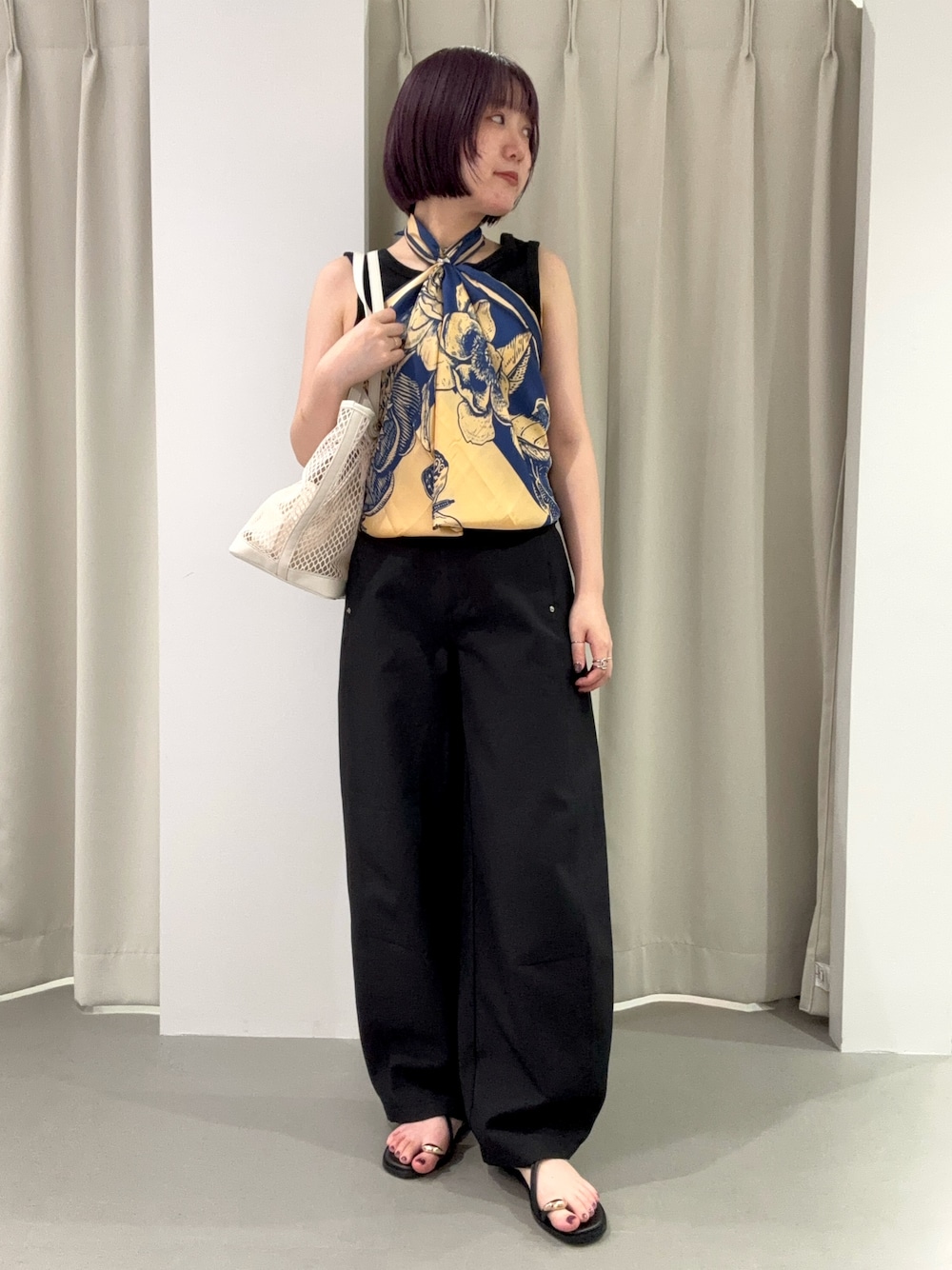 ブラック系のタンクトップ、ブラック系のその他パンツ、ブラック系のサンダルを着用したレディースの夏コーディネートの1枚目の写真