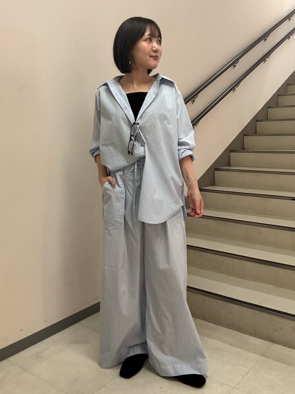 ブルー系のその他パンツ、ブルー系のシャツ/ブラウス、ブラウン系のキャミソールを着用したレディースの夏コーディネートの1枚目の写真