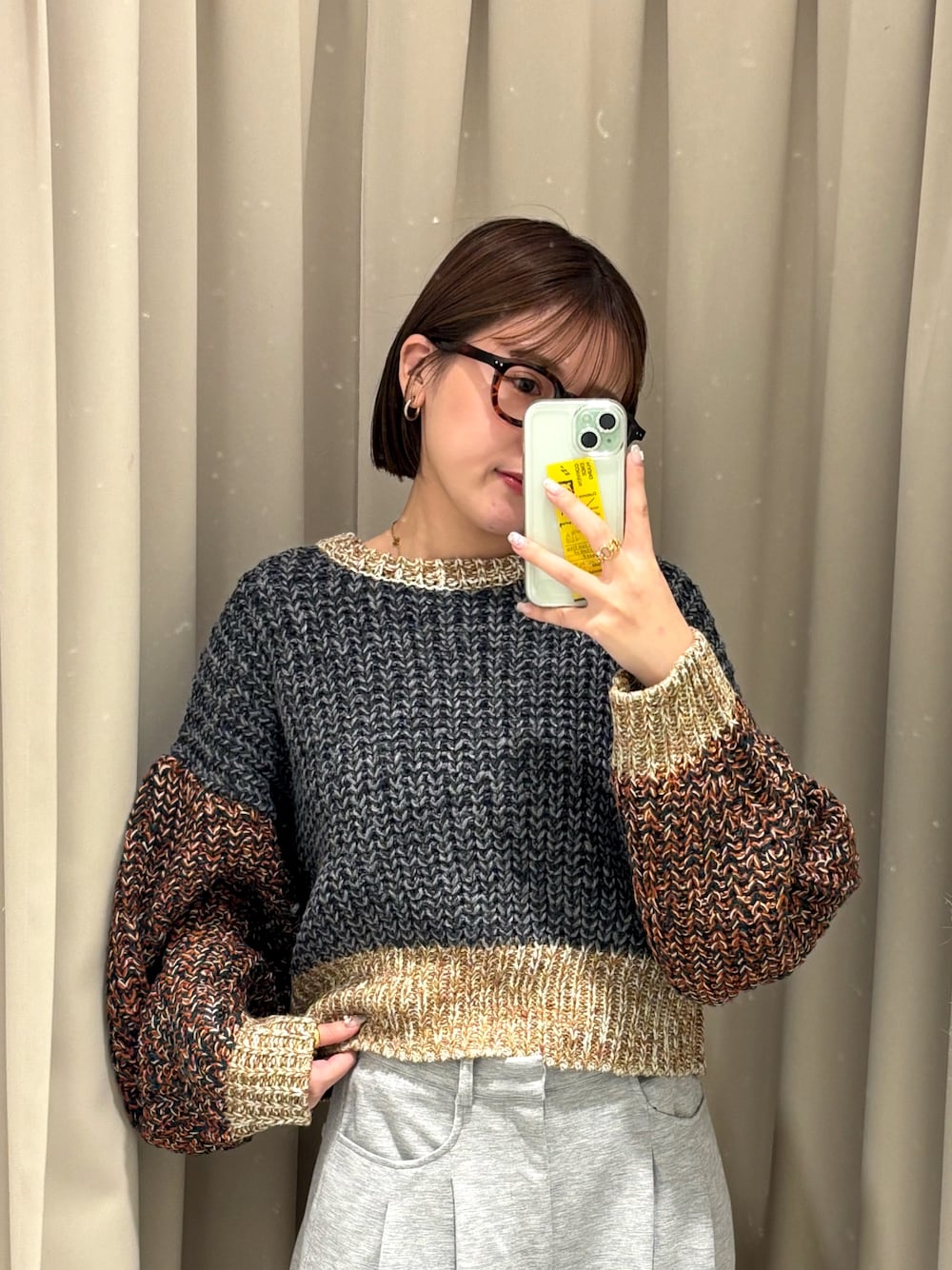 グレー系のニット/セーター、グレー系のその他パンツ、ブラウン系のスニーカーを着用したレディースの冬コーディネートの1枚目の写真