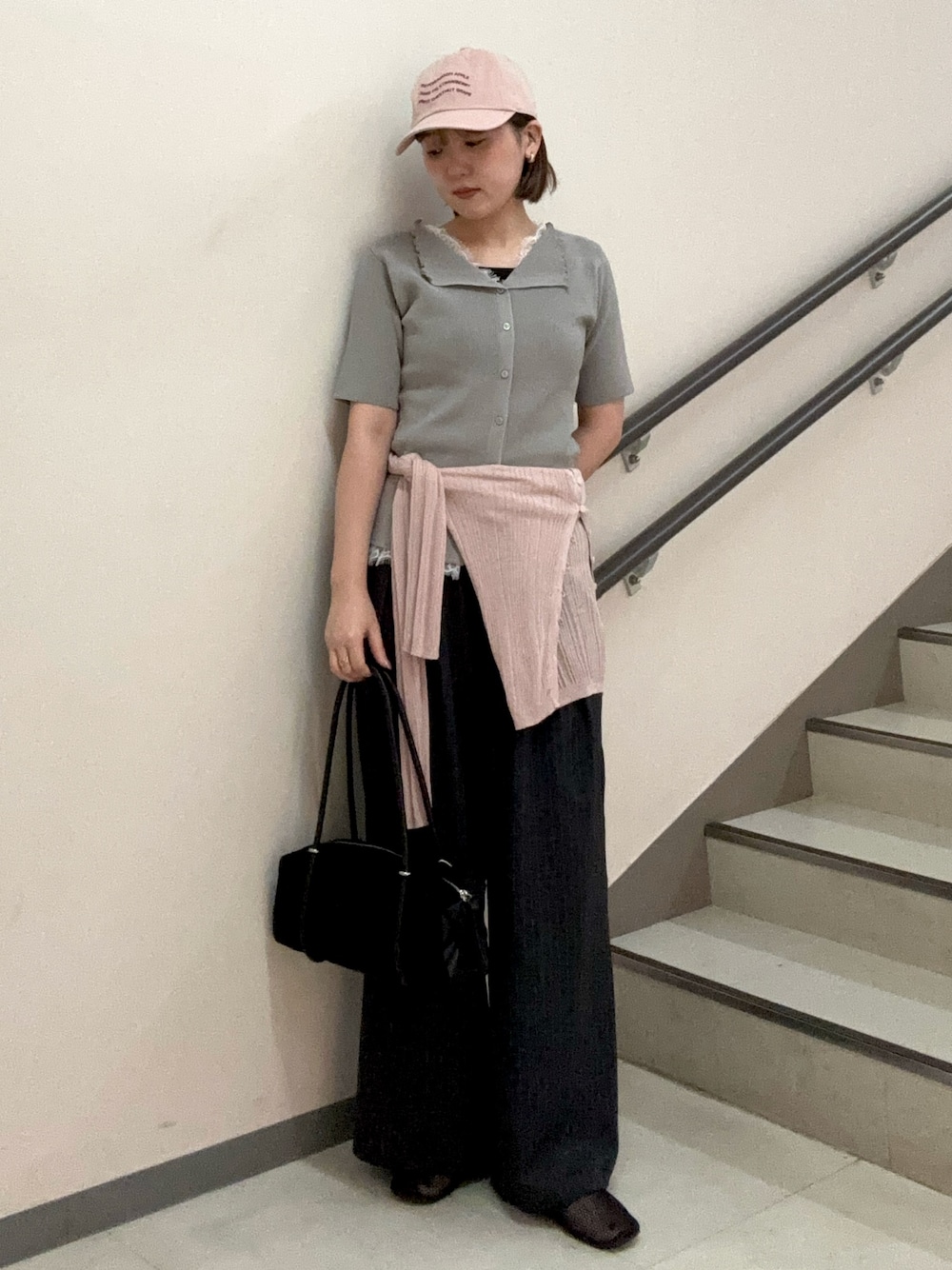 グレー系のニット/セーター、グレー系のその他パンツ、ピンク系のニット/セーターを着用したレディースの夏コーディネートの1枚目の写真