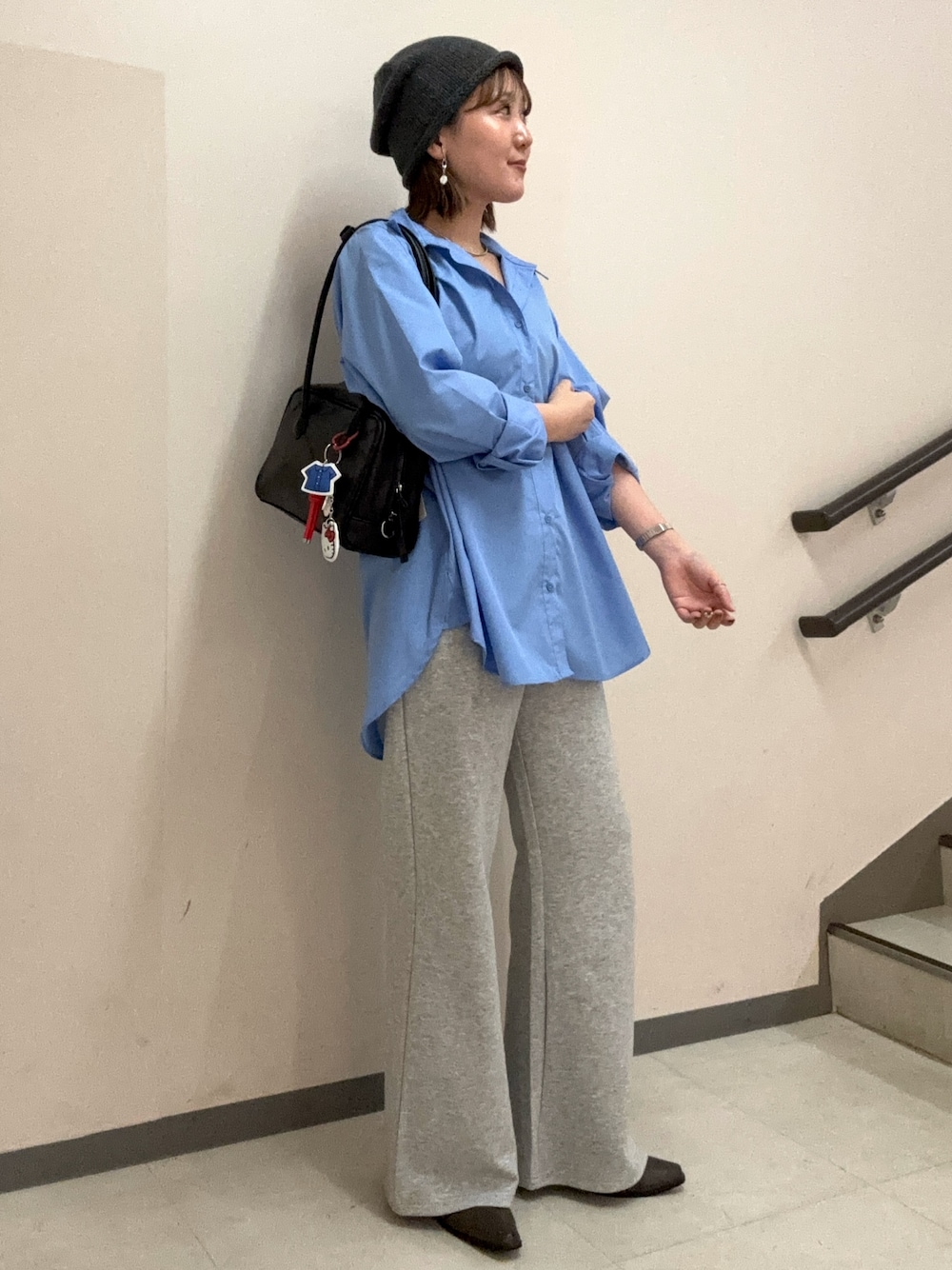 ブルー系のシャツ/ブラウス、グレー系のその他パンツ、ブラック系のボストンバッグを着用したレディースの秋コーディネートの1枚目の写真
