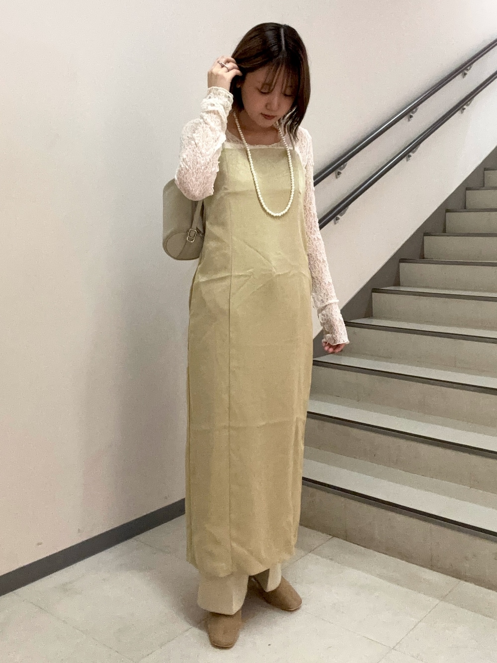 ベージュ系のワンピース、ベージュ系のその他パンツ、ベージュ系のブーツを着用したレディースの秋コーディネートの1枚目の写真
