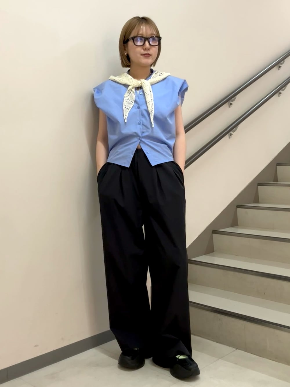 ブルー系のシャツ/ブラウス、ブラック系のその他パンツ、ホワイト系のバンダナ/スカーフを着用したレディースの春コーディネートの1枚目の写真