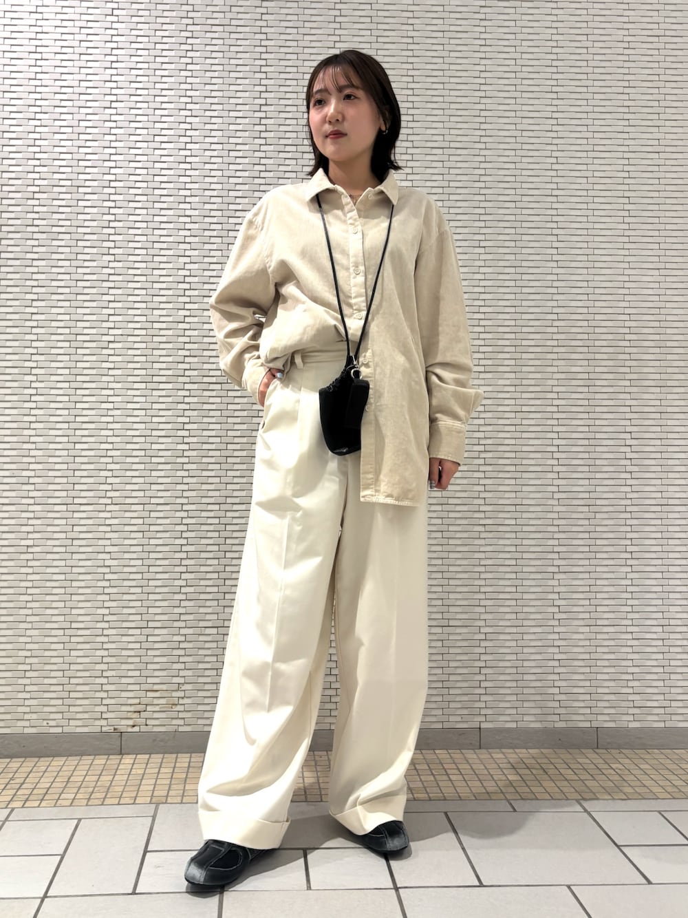 ホワイト系のシャツ/ブラウス、ホワイト系のその他パンツ、ブラック系のショルダーバッグを着用したレディースの秋コーディネートの1枚目の写真