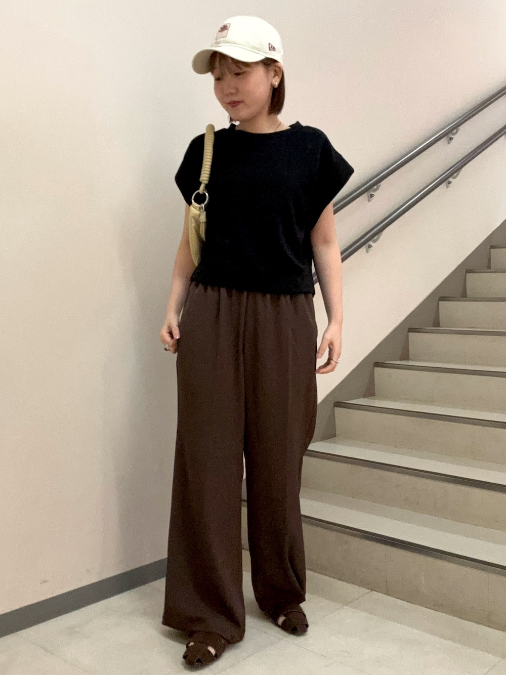 ブラック系のTシャツ/カットソー、ブラウン系のその他パンツ、ブラウン系のサンダルを着用したレディースの夏コーディネートの1枚目の写真
