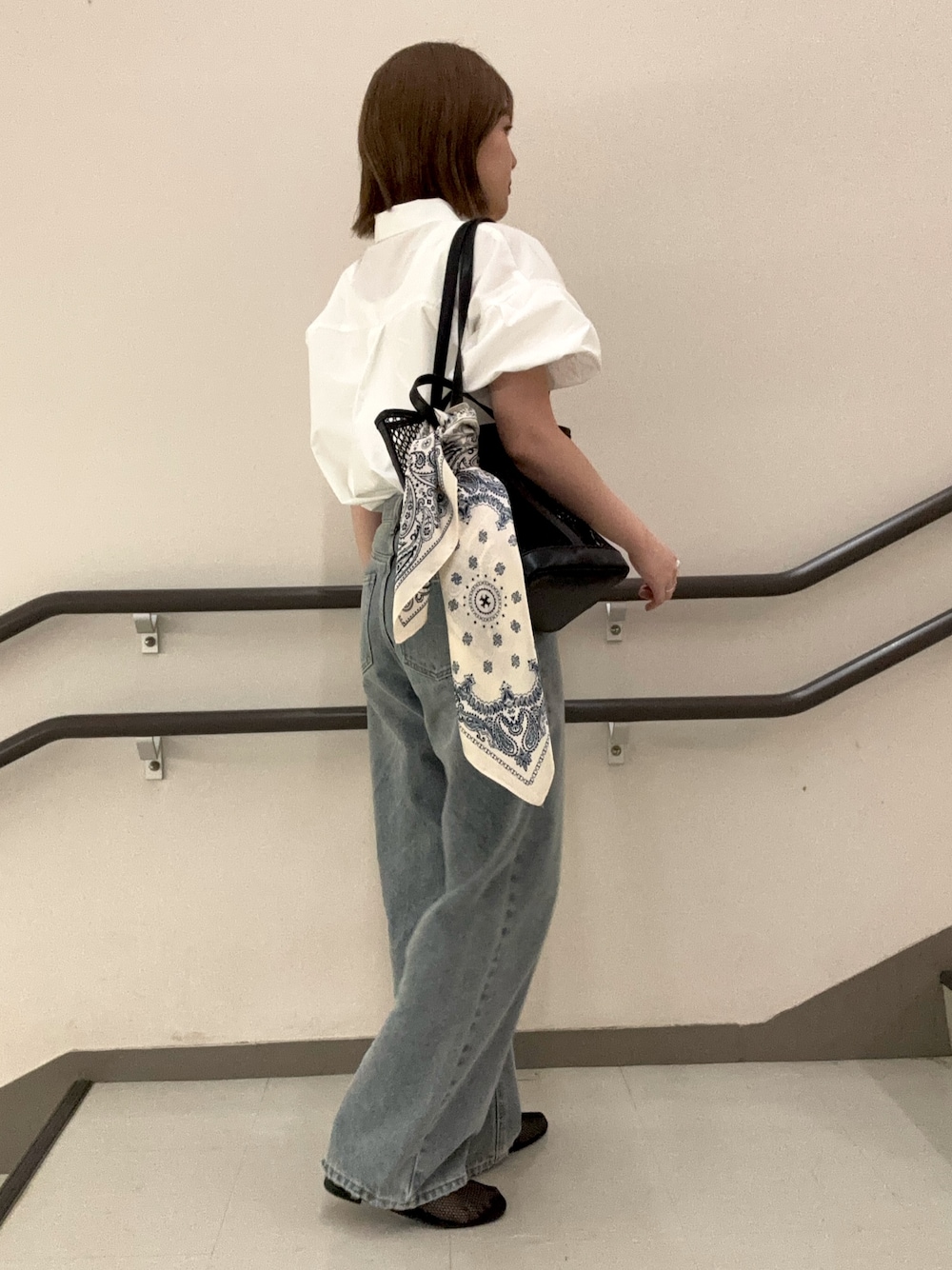 ホワイト系のシャツ/ブラウス、ブラック系のトートバッグ、ブルー系のその他パンツを着用したレディースの夏コーディネートの1枚目の写真