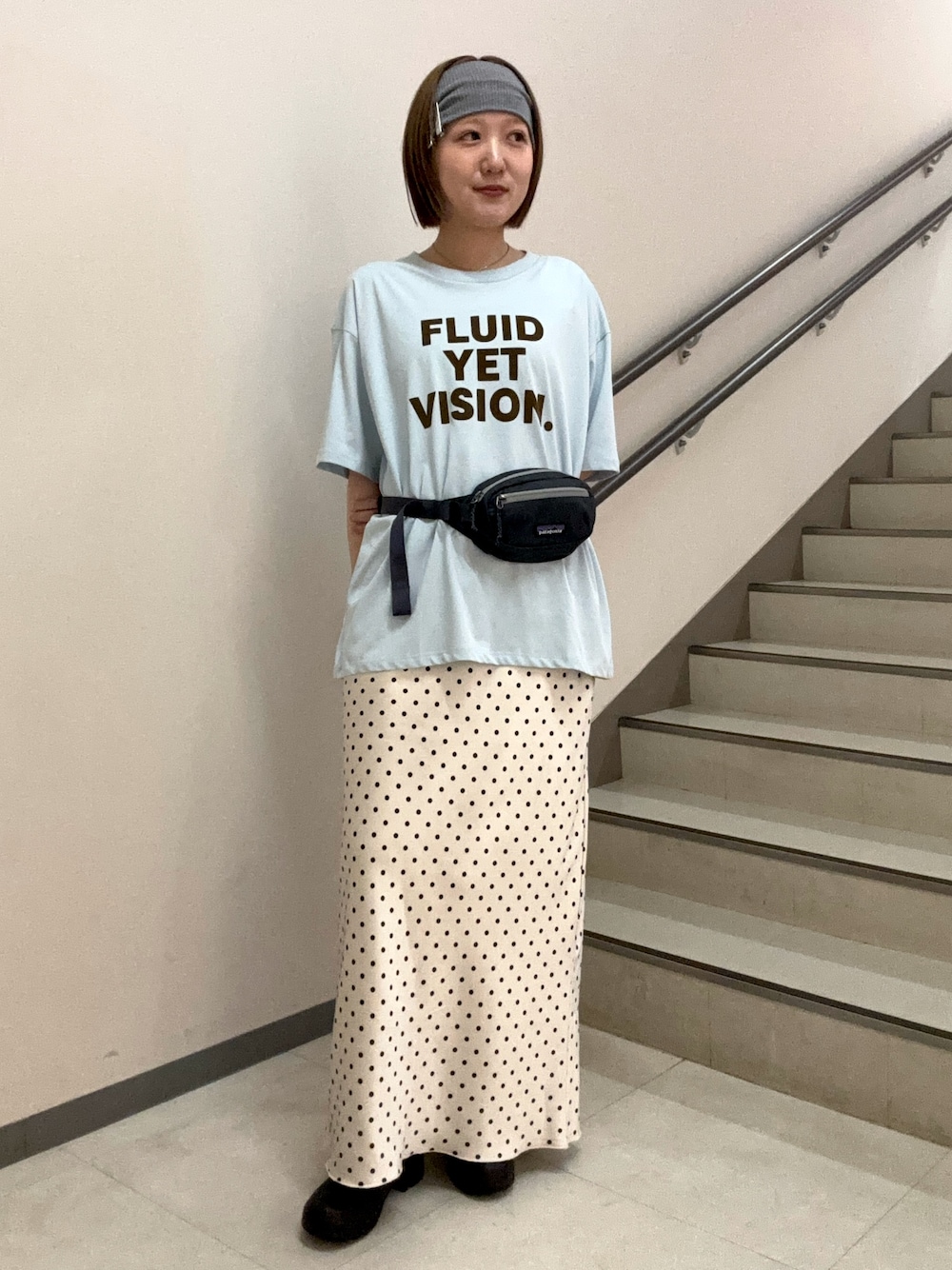 その他のTシャツ/カットソー、ホワイト系のスカート、グレー系のヘアバンドを着用したレディースの夏コーディネートの1枚目の写真
