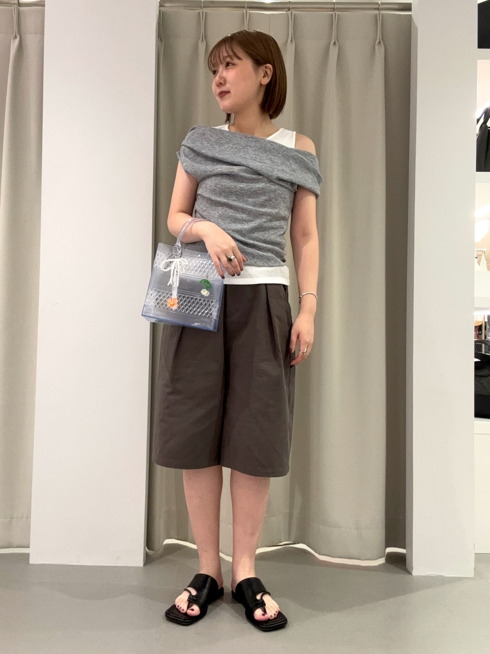 グレー系のタンクトップ、その他のハンドバッグ、グレー系のその他パンツを着用したレディースの夏コーディネートの1枚目の写真