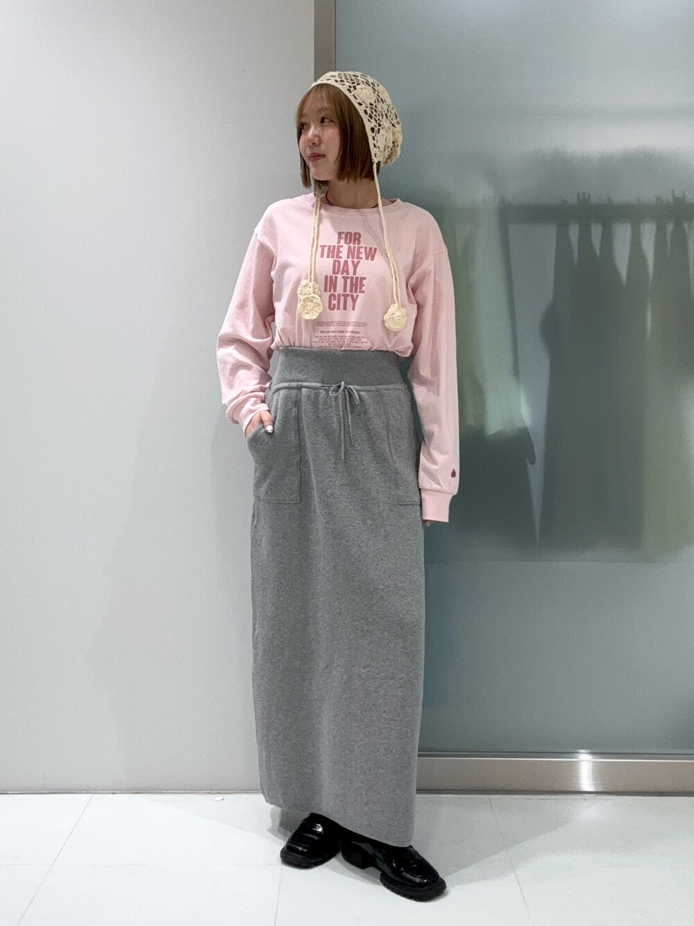 グレー系のスカート、その他のTシャツ/カットソー、ホワイト系のニットキャップ/ビーニーを着用したレディースの春コーディネートの1枚目の写真
