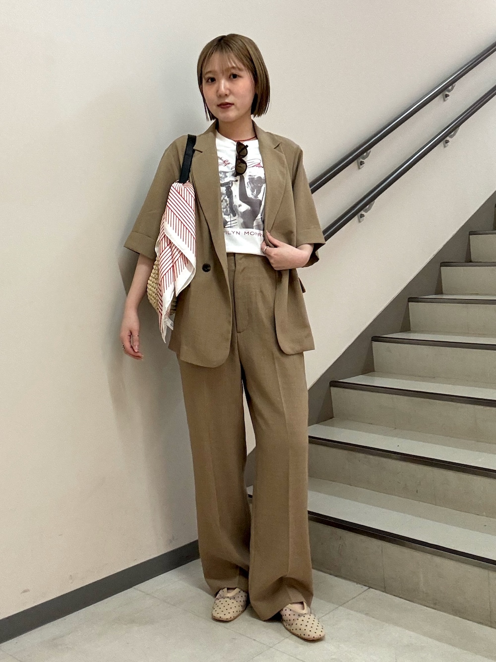 ベージュ系のその他パンツ、ベージュ系のトートバッグ、その他のTシャツ/カットソーを着用したレディースの春コーディネートの1枚目の写真