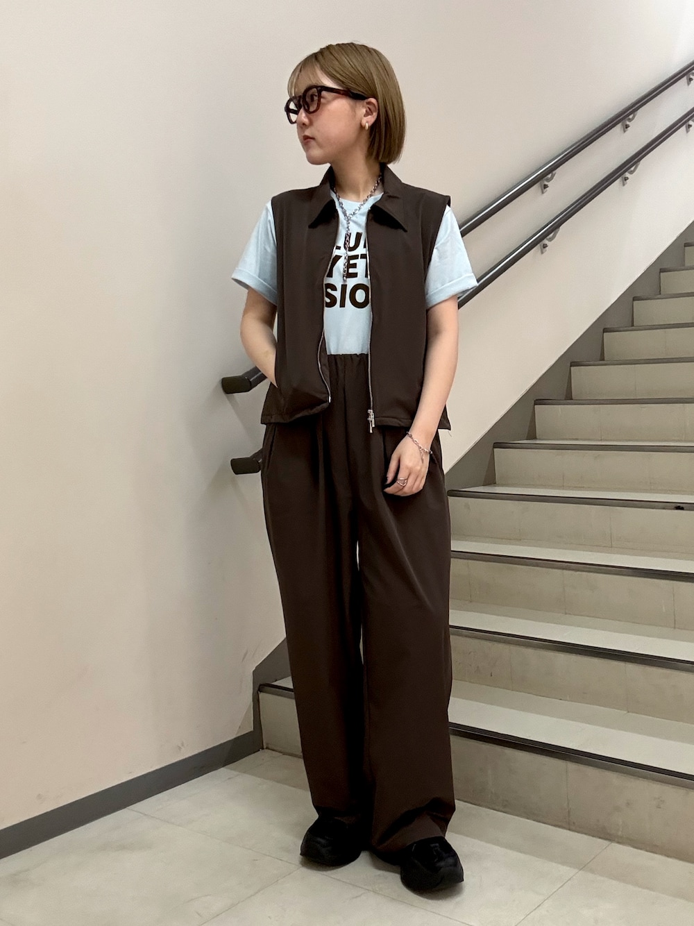 ブラウン系のベスト、ブラウン系のその他パンツ、その他のTシャツ/カットソーを着用したレディースの春コーディネートの1枚目の写真