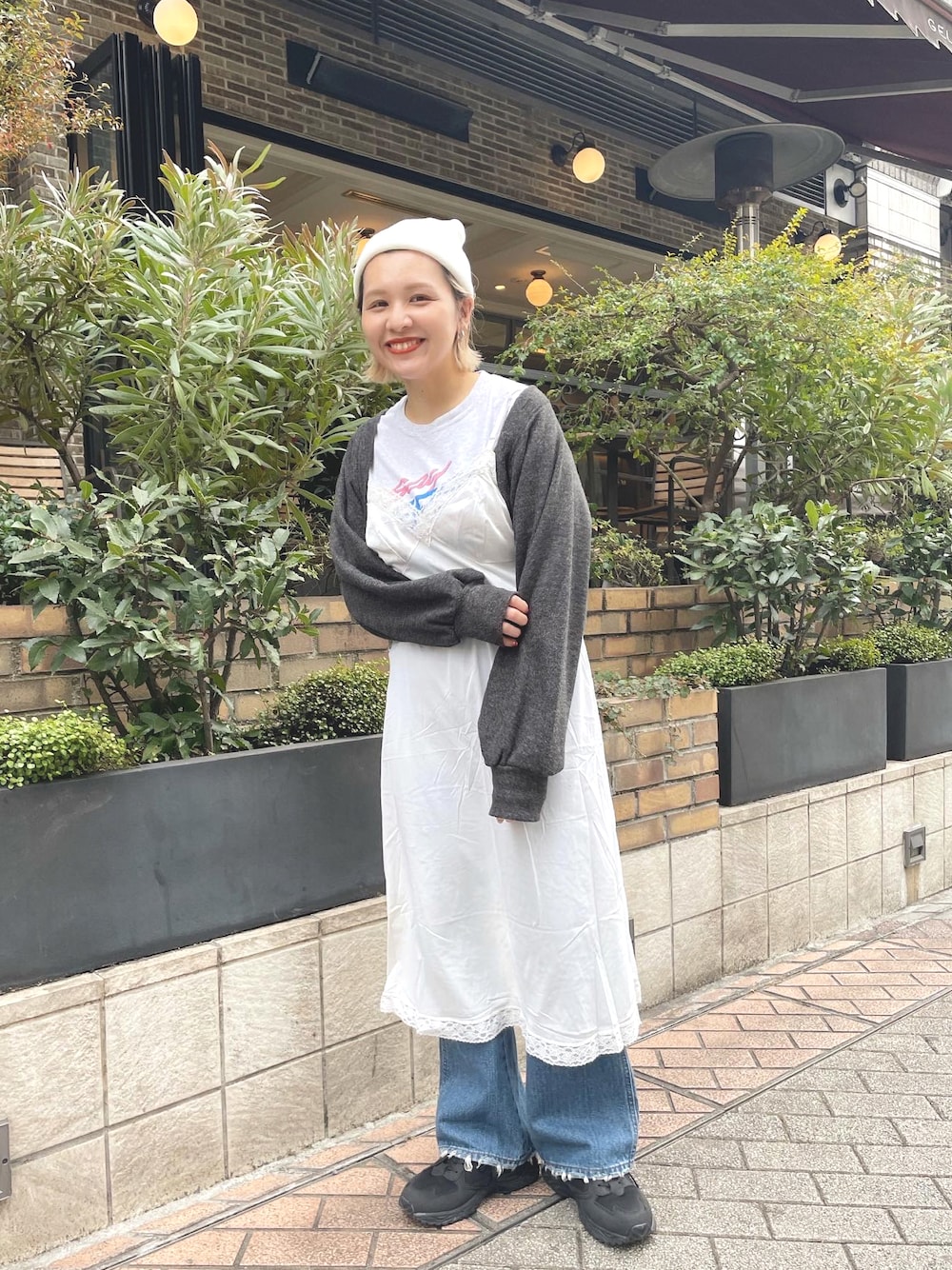 「オトナカジュアル、オトナ女子、ootd、大人コーデ、Kastane、古着、スニーカー、ボレロ、カーディガン、デニム、ニット帽、レイヤードスタイル」｜「Steven Alanの＜810s × Steven Alan＞ STUDEN/スニーカー ∴（スニーカー、ブラック系）」を使った、YUKI  KATOさん（レディース・159cm）の冬コーディネートの1枚目の写真