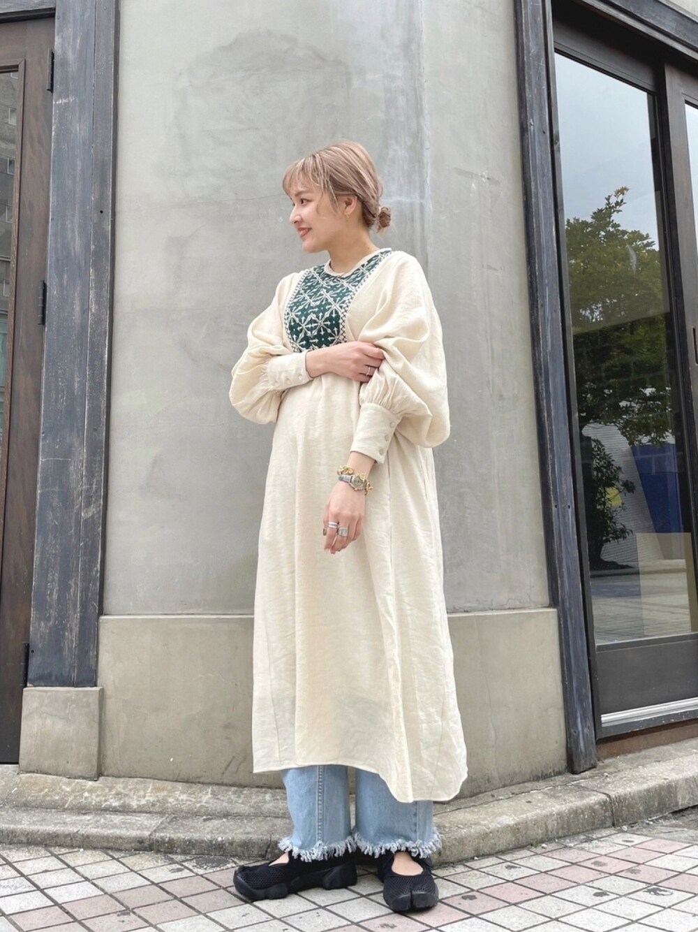 「カジュアル、春、オトナ女子、Kastane、ワンピース、ワンピース×スニーカー、春夏コーデ、デニム、スニーカー、スニーカーコーデ、エアリフト」｜「Kastaneの楊柳刺繍カフタンワンピース（ワンピース、ホワイト系）」を使った、YUKI  KATOさん（レディース・159cm）の春コーディネートの1枚目の写真
