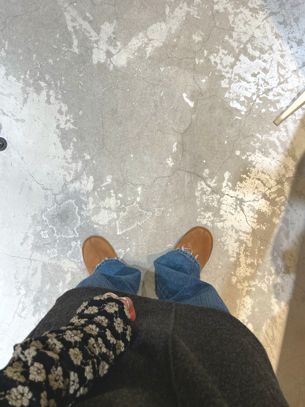 「シンプルコーデ、オトナカジュアル、おしゃれさんと繋がりたい、オトナ女子、カジュアルコーデ、Kastane、UGG、メゾンスペシャル、maisonspecial、ワンピース、デニム、レイヤードスタイル」｜「Kastaneの【2022SS予約アイテム】スリットボレロSET（ワンピース、グレー系）」を使った、YUKI  KATOさん（レディース・159cm）の冬コーディネートの1枚目の写真