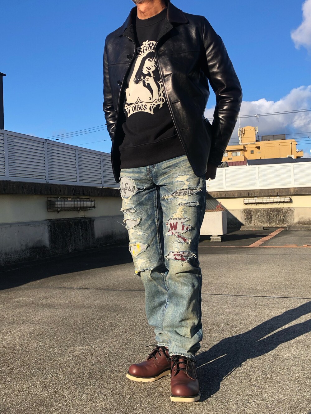 ブラック系のジャケット/アウター、ブラック系のスウェット、ブルー系のデニムパンツを着用したメンズの冬コーディネートの1枚目の写真