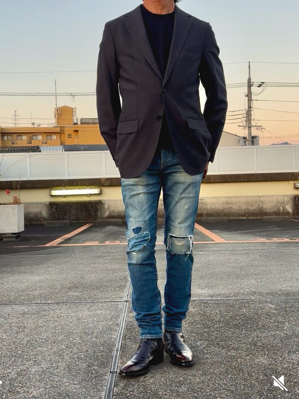 グレー系のテーラードジャケット、ブラック系のTシャツ/カットソー、ブルー系のデニムパンツを着用したメンズの秋コーディネートの1枚目の写真