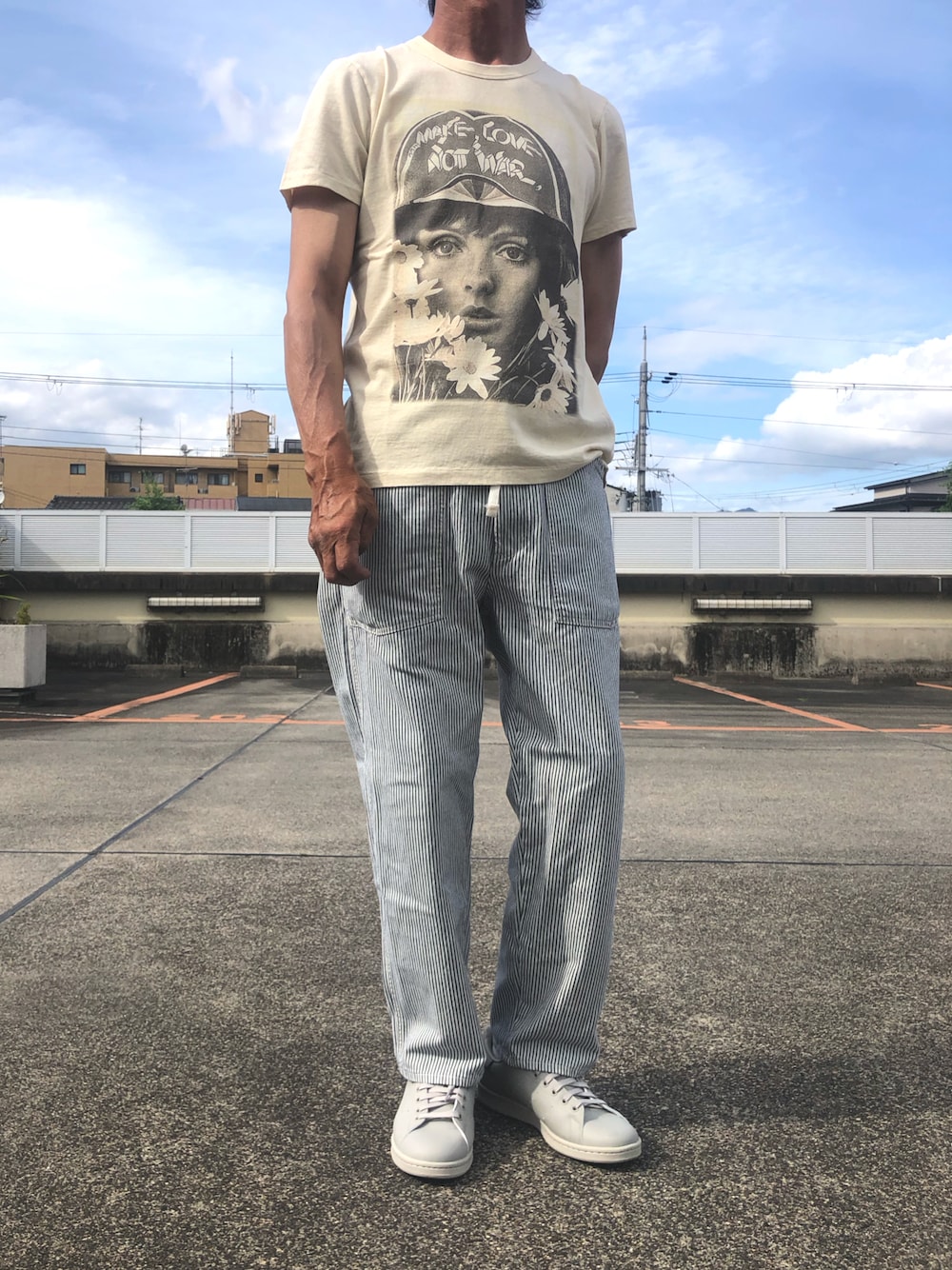 ホワイト系のTシャツ/カットソー、ホワイト系のデニムパンツ、グレー系のスニーカーを着用したメンズの夏コーディネートの1枚目の写真