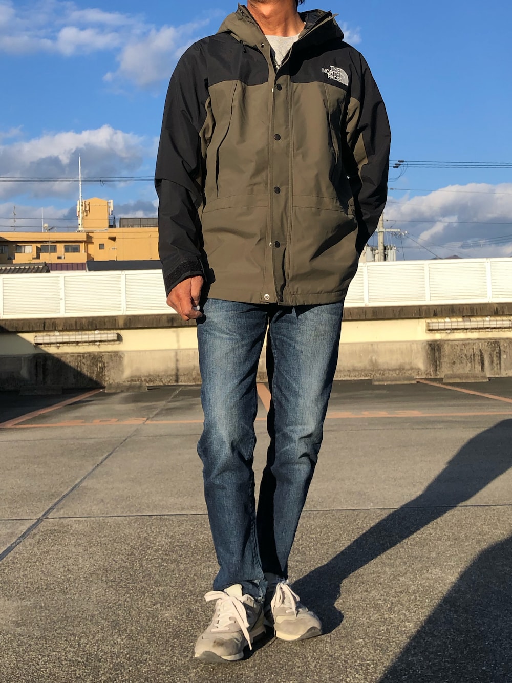 「マウンテンパーカー、カジュアル、シンプル、秋冬コーデ」｜「RED CARD TOKYOの【WEB限定/SHIPS別注】RED CARD: 別注 ジャストレングス ストレッチ スリムテーパードデニム≪RHYTHM≫（デニムパンツ、ブルー系）」を使った、hiro(⁎⁍̴̆Ɛ⁍̴̆⁎)さん（メンズ・177cm）の秋コーディネートの1枚目の写真