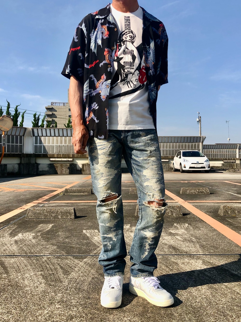 ホワイト系のTシャツ/カットソー、ブラック系のシャツ/ブラウス、ブルー系のデニムパンツを着用したメンズの夏コーディネートの1枚目の写真