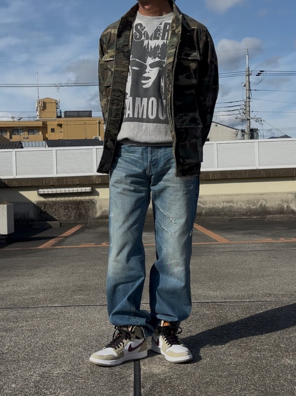 その他のミリタリージャケット、グレー系のスウェット、ブルー系のデニムパンツを着用したメンズの春コーディネートの1枚目の写真