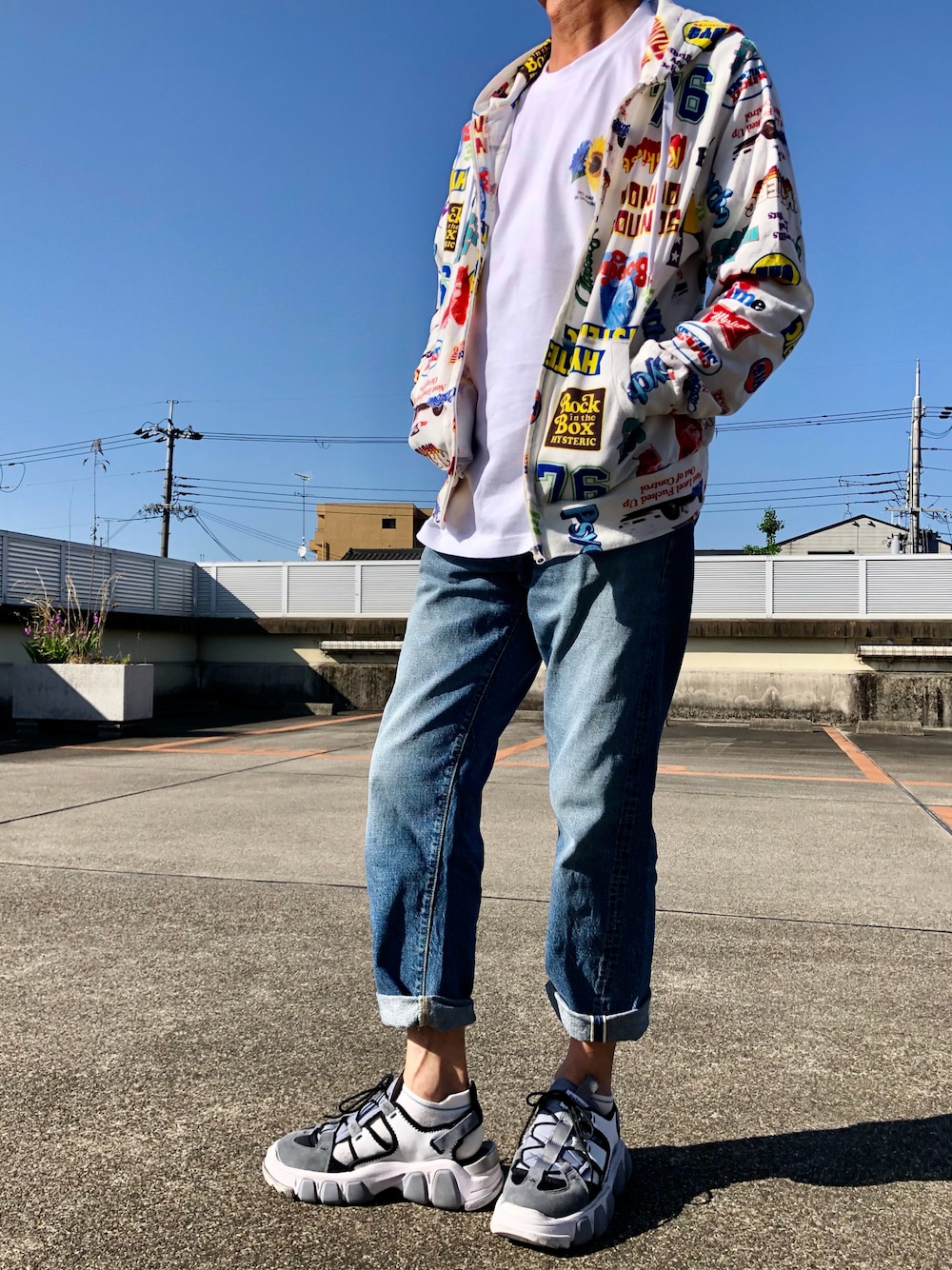 ホワイト系のパーカー、ホワイト系のTシャツ/カットソー、ブルー系のデニムパンツを着用したメンズの春コーディネートの1枚目の写真
