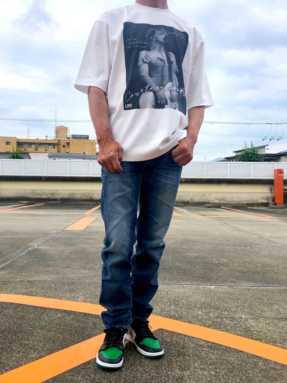 ブルー系のデニムパンツ、その他のTシャツ/カットソー、ブラック系のスニーカーを着用したメンズの夏コーディネートの1枚目の写真