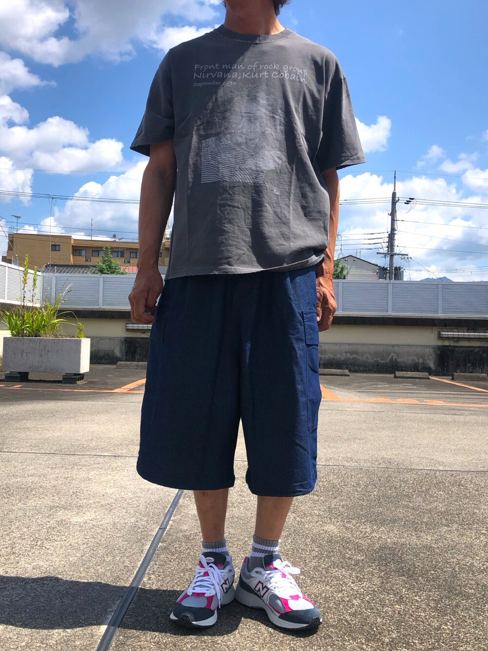 グレー系のTシャツ/カットソー、ブルー系のカーゴパンツ、グレー系のスニーカーを着用したメンズの夏コーディネートの1枚目の写真