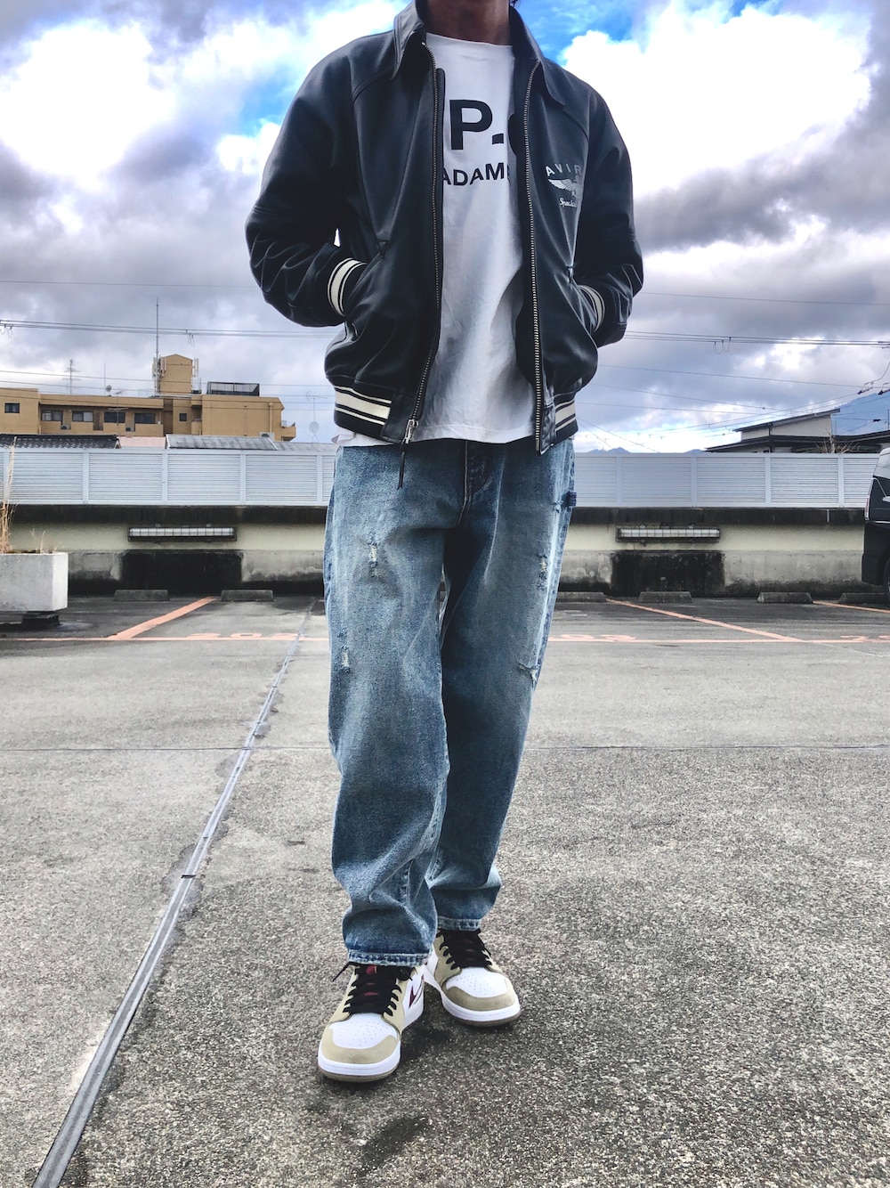 ブラック系のライダースジャケット、ホワイト系のTシャツ/カットソー、ブルー系のデニムパンツを着用したメンズの春コーディネートの1枚目の写真