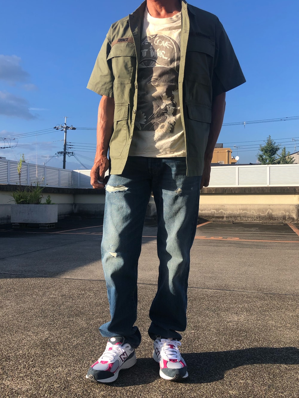 ホワイト系のTシャツ/カットソー、グリーン系のシャツ/ブラウス、ブルー系のデニムパンツを着用したメンズの秋コーディネートの1枚目の写真