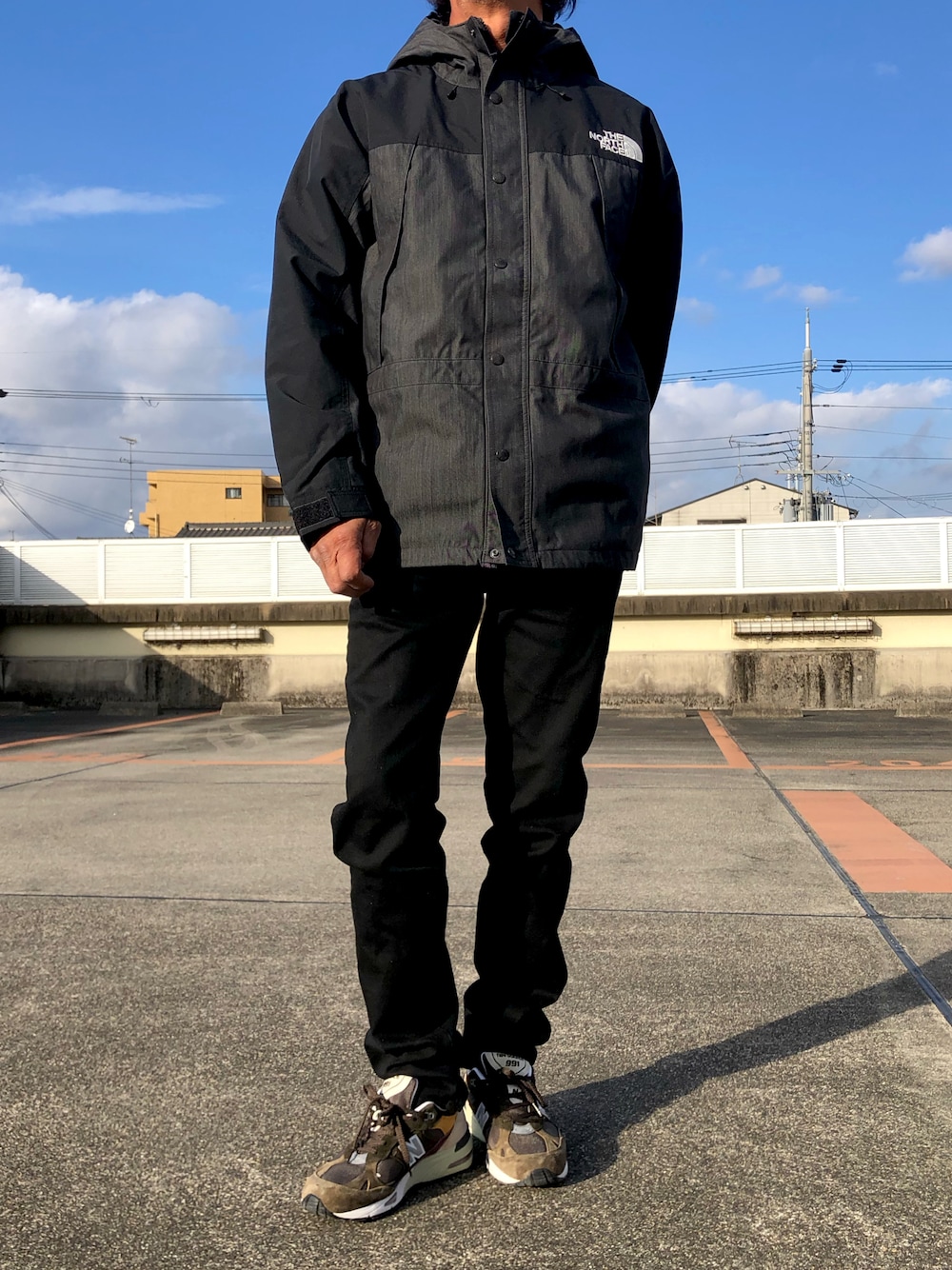 「シンプル、大人コーデ、ブラック、黒コーデ、休日スタイル、マウンテンパーカー」｜「THE NORTH FACEのTHE NORTH FACE / Mountain Light Denim Jacket（ブルゾン、ブラック系）」を使った、hiro(⁎⁍̴̆Ɛ⁍̴̆⁎)さん（メンズ・177cm）の冬コーディネートの1枚目の写真