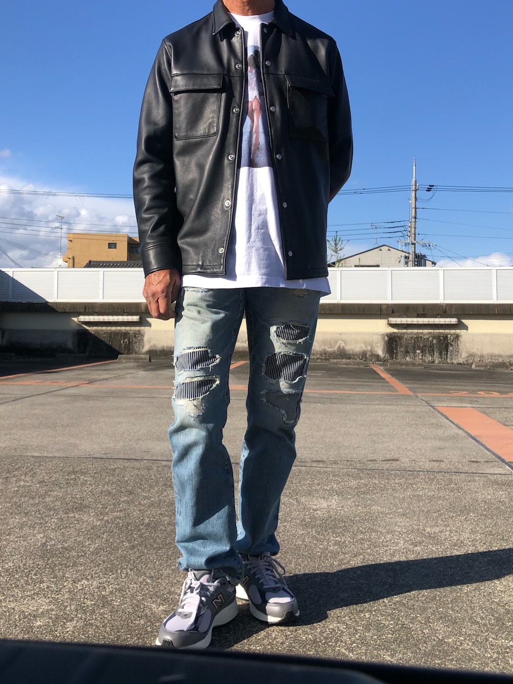 「休日スタイル、シンプルコーデ、ヒステリックグラマー、レザージャケット、デニム」｜「MINEDENIMのDavide Sorrenti × Stie-lo Jaime Flashing Bum T-SH（Tシャツ/カットソー、ホワイト系）」を使った、hiro(⁎⁍̴̆Ɛ⁍̴̆⁎)さん（メンズ・177cm）の春コーディネートの1枚目の写真