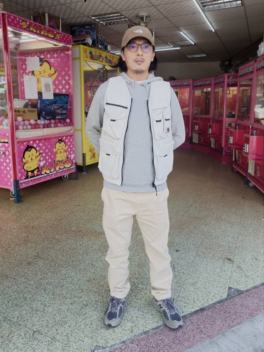 「ootd、街頭穿搭、休閒、復古、日系極簡、oversize、球鞋、男友風」｜「THE NORTH FACEのアイテム（キャップ、ブラウン系）」を使った、蓋逆寧さん（メンズ・171cm）の冬コーディネートの1枚目の写真