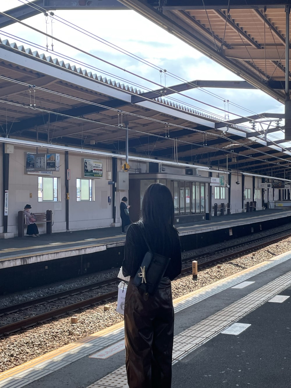 「秋服コーデ、お洒落さんとつながりたい、プチプラコーデ、大人コーデ、シンプルスタイル、高身長コーデ、韓国ファッション、スニーカー、いいね、save、フォローお願いします🤑、レザーパンツ、shein、プチプラ、お出かけコーデ、黒、秋ルック紹介するよ」｜「SHEINのアイテム（パンツ、ブラウン系）」を使った、ハンナさん（レディース・170cm）の秋コーディネートの1枚目の写真