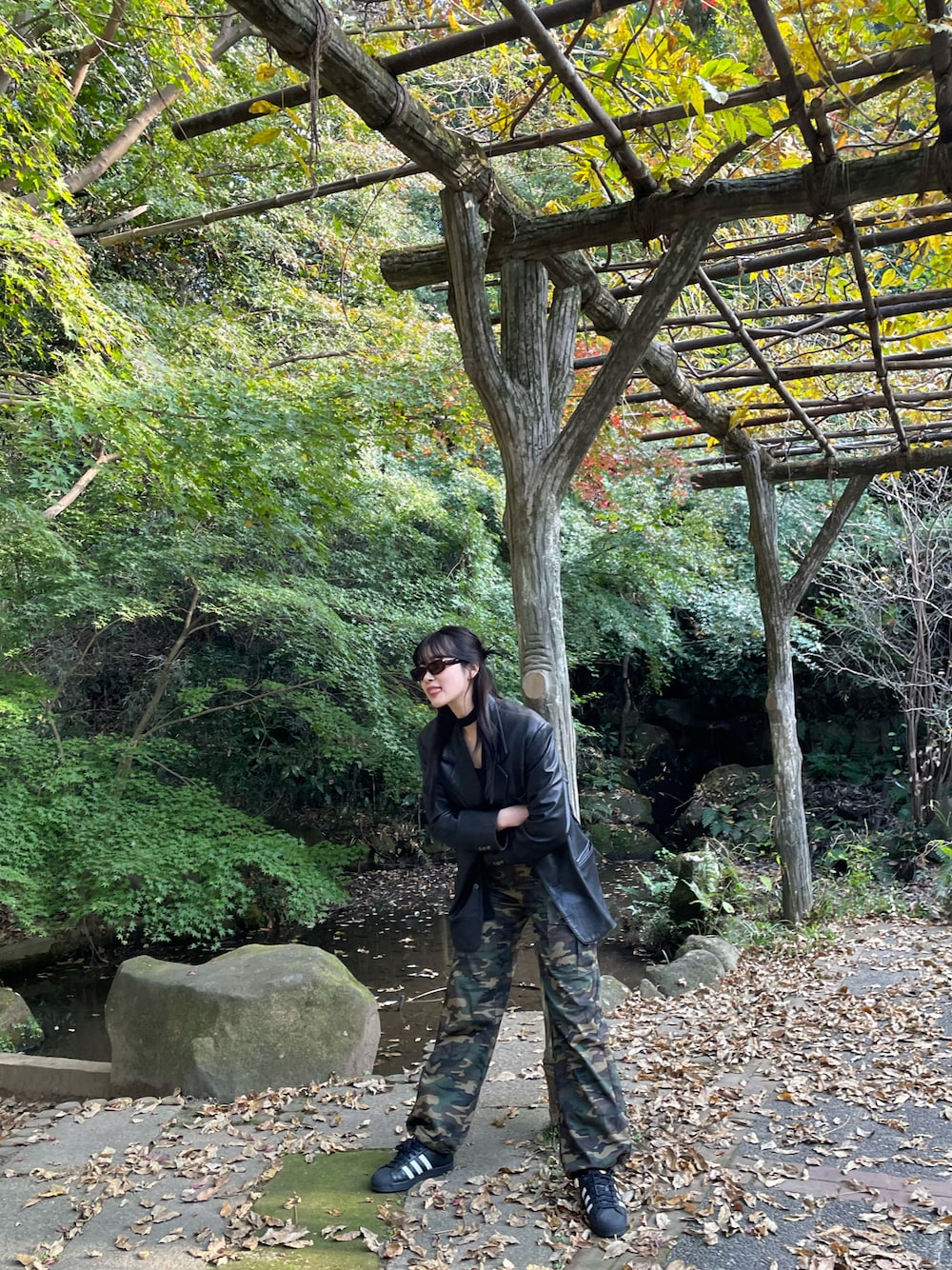 「秋冬コーデ、パンツコーデ、おしゃれさんと繋がりたい、秋カラー、高身長コーデ、スニーカーコーデ、ootd、古着好きな人と繋がりたい、韓国コーデ、高身長女子、カーゴパンツ、レザージャケット、いいね、save、フォローお願いします🤑、ストリート、プチプラ」｜「SHAGGIEのドローコードワイドカーゴスノーパンツ（カーゴパンツ、その他）」を使った、ハンナさん（レディース・170cm）の秋コーディネートの1枚目の写真