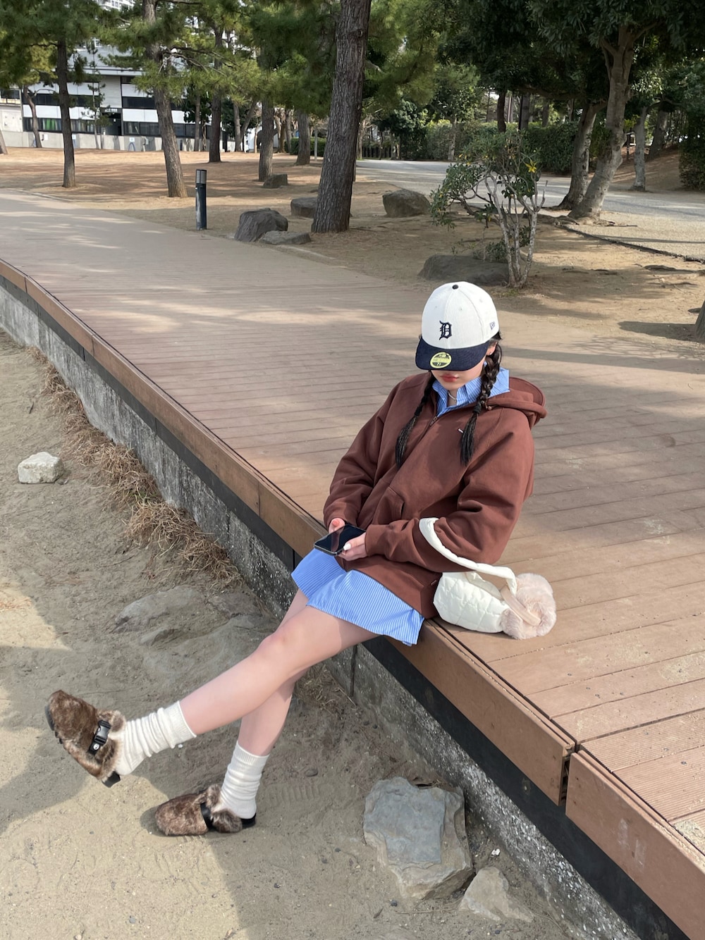 「春アウター、シンプルコーデ、ootd、おでかけコーデ、春夏コーデ、お洒落さんとつながりたい、パーカー、いいね、save、フォローお願いします🤑、韓国ファッション、高身長女子、ストリート、supreme、プチプラ、キャップ、ブラウン」｜「Supreme のアイテム（パーカー、ブラウン系）」を使った、ハンナさん（レディース・170cm）の春コーディネートの1枚目の写真