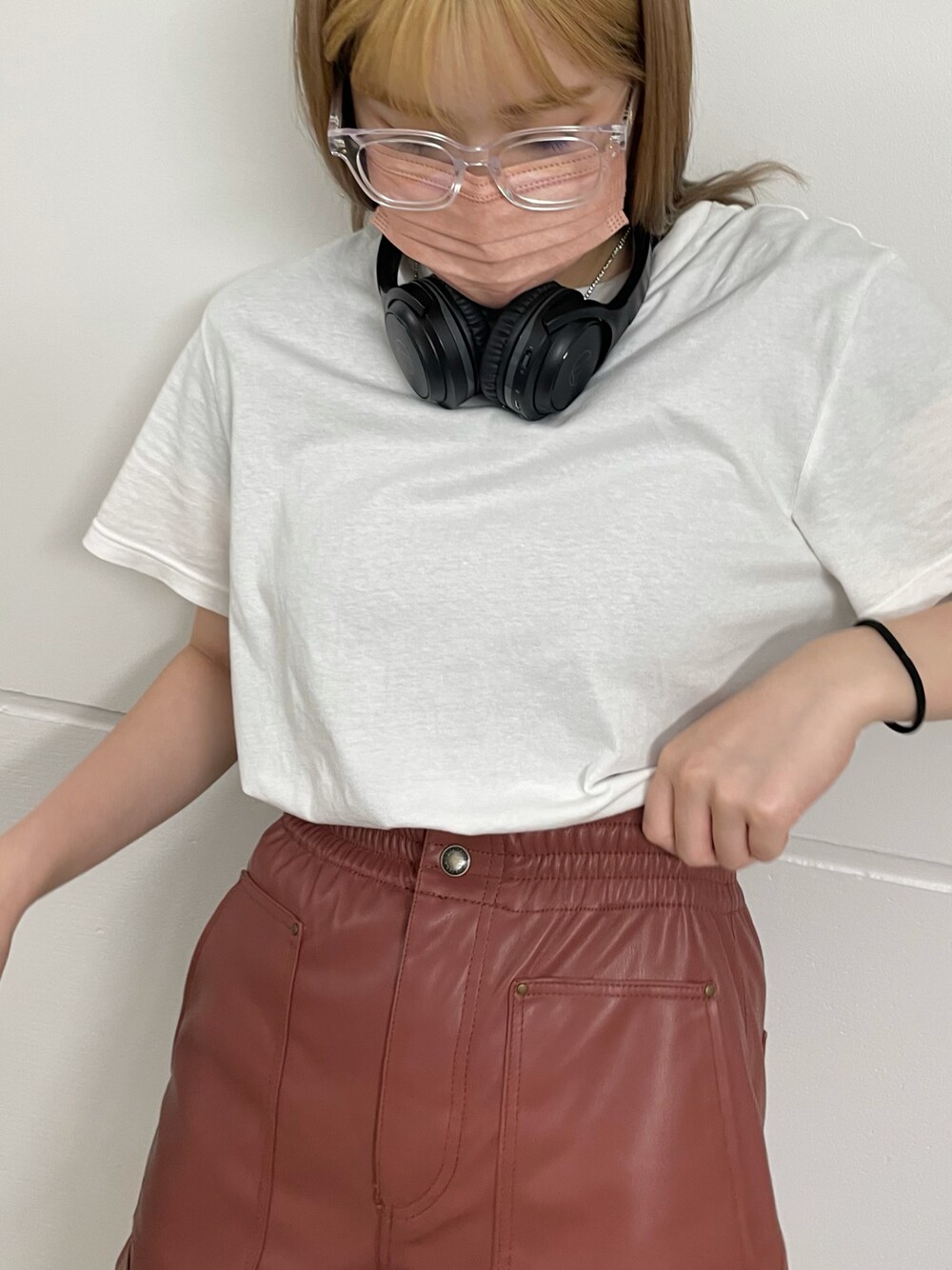 「シンプルコーデ、休日スタイル、夏コーデ、ootd、夏だ！Tシャツ着よう！、Tシャツ、高身長女子、プチプラコーデ、高身長コーデ、韓国ファッション、いいね、save、フォローお願いします🤑、ストリート、古着、くすみカラー、めがね」｜「ZARAのアイテム（パンツ、レッド系）」を使った、ハンナさん（レディース・170cm）の夏コーディネートの1枚目の写真
