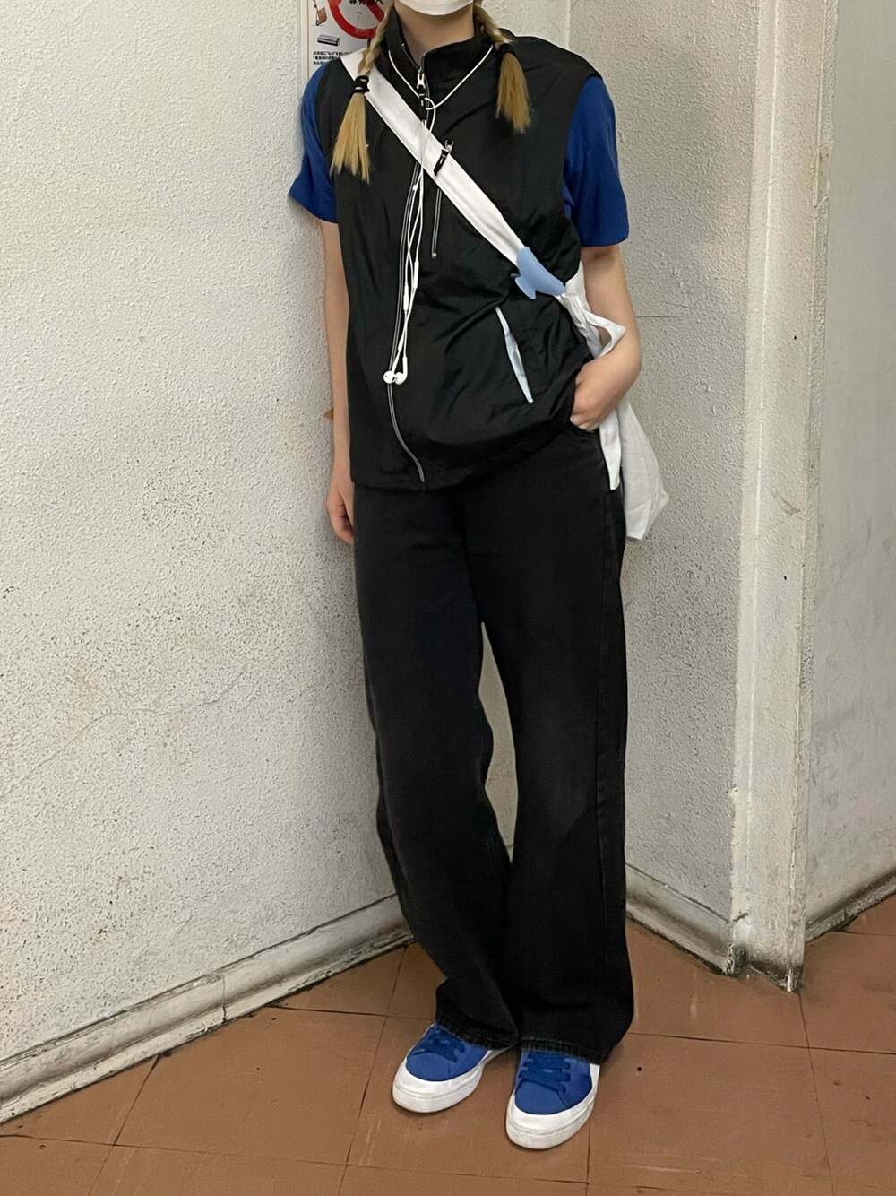 「カジュアルコーデ、リラックススタイル、プチプラコーデ、スニーカー、おしゃれさんと繋がりたい、ビッグシルエット、ootd、ブルー、トートバッグ、韓国ファッション、高身長女子、古着、ストリート、メンズライク、いいね、save、フォローお願いします🤑」｜「STUSSYのアイテム（Tシャツ/カットソー、ブルー系）」を使った、ハンナさん（レディース・170cm）の春コーディネートの1枚目の写真