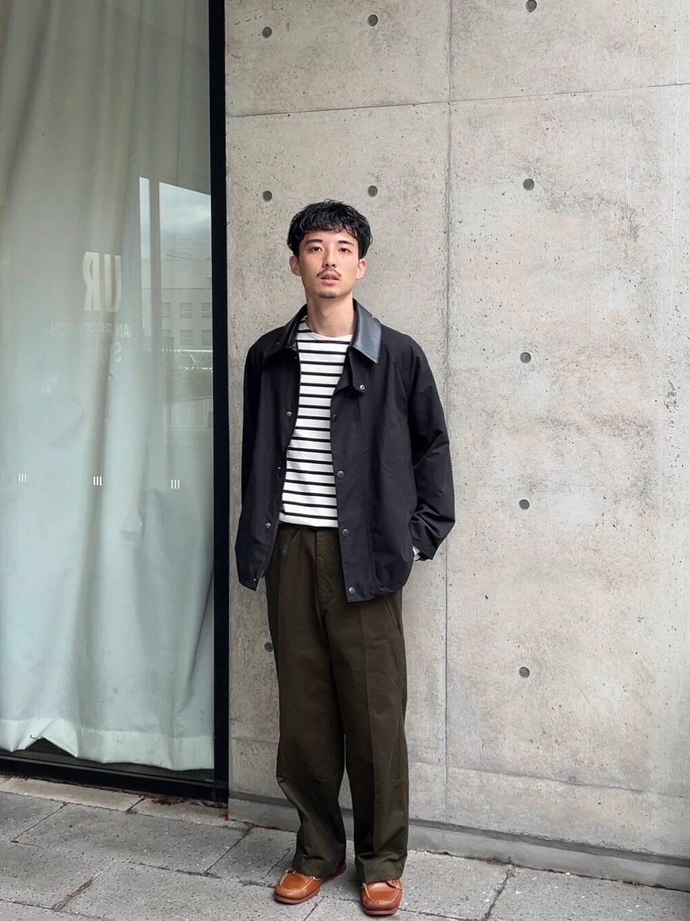 ブルー系のTシャツ/カットソー、グリーン系のその他パンツ、ブラック系のその他アウターを着用したメンズの秋コーディネートの1枚目の写真