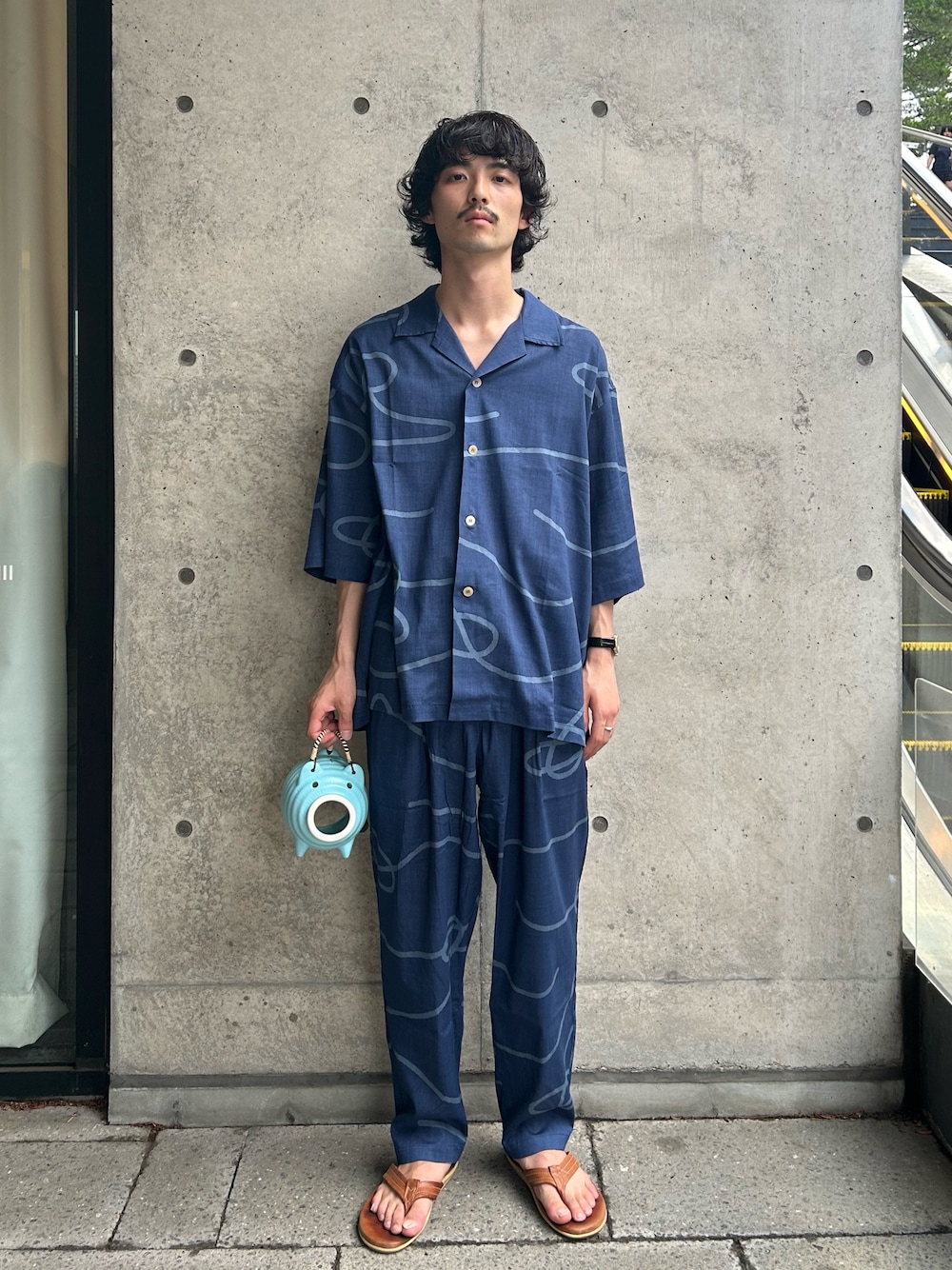 ブルー系のシャツ/ブラウス、ブルー系のその他パンツ、ブラウン系のサンダルを着用したメンズの夏コーディネートの1枚目の写真