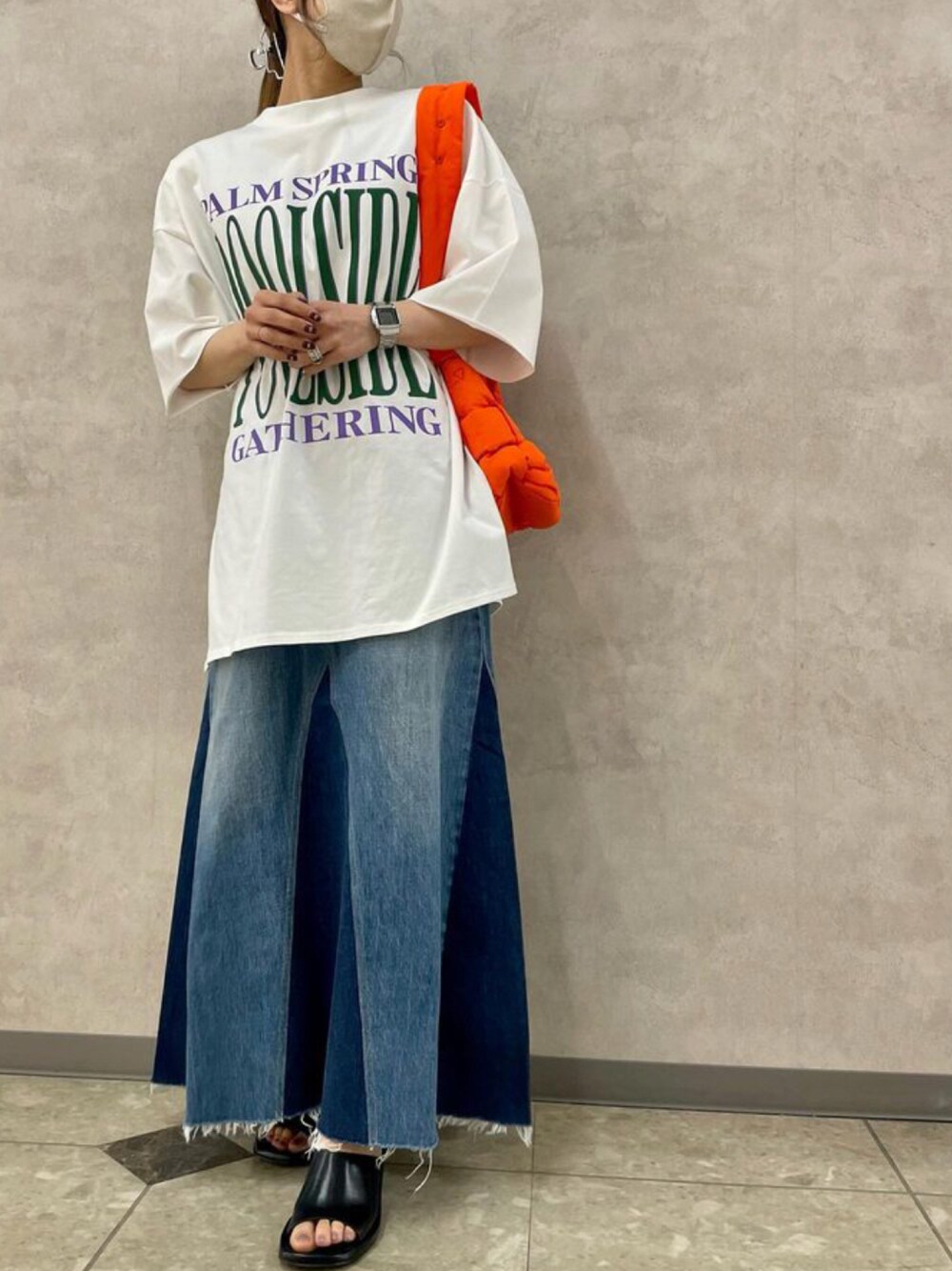 ブルー系のデニムスカート、ホワイト系のTシャツ/カットソー、オレンジ系のショルダーバッグを着用したレディースの夏コーディネートの1枚目の写真