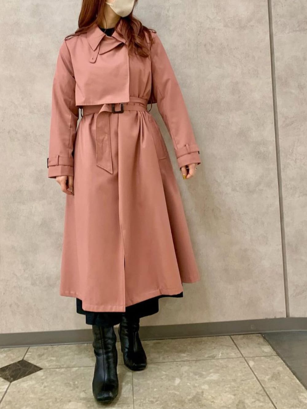 ピンク系のトレンチコートを着用したレディースの春コーディネートの1枚目の写真