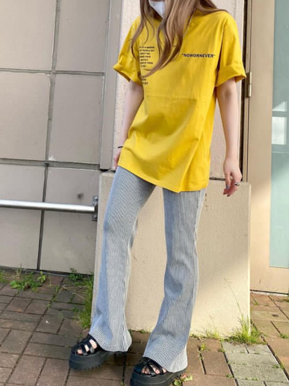 ブルー系のスラックス、イエロー系のTシャツ/カットソーを着用したレディースの夏コーディネートの1枚目の写真