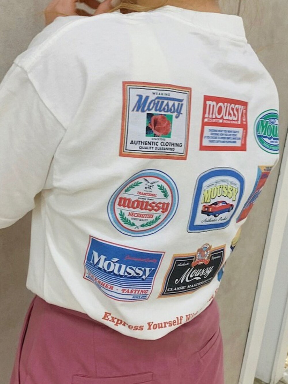 ホワイト系のTシャツ/カットソー、ピンク系のスラックスを着用したレディースの夏コーディネートの1枚目の写真