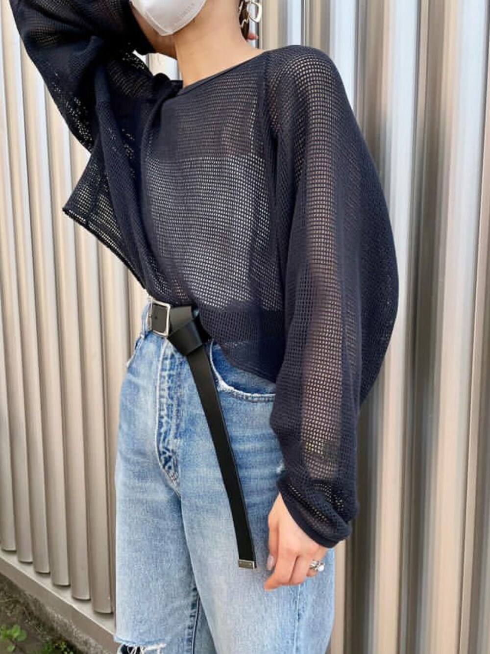 グレー系のTシャツ/カットソー、ブルー系のデニムパンツ、ブラック系のベルトを着用したレディースの夏コーディネートの1枚目の写真