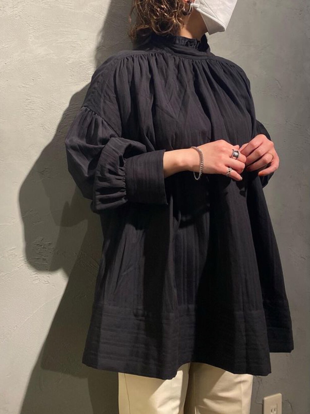 ブラック系のシャツ/ブラウスを着用したレディースの春コーディネートの1枚目の写真