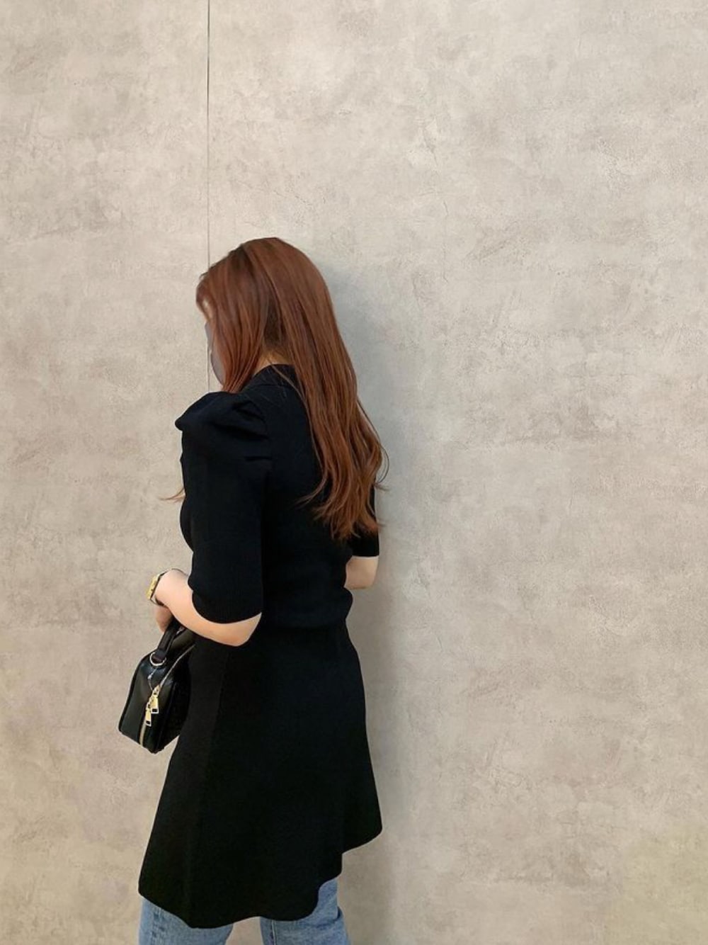 ブラック系のワンピースを着用したレディースの春コーディネートの1枚目の写真