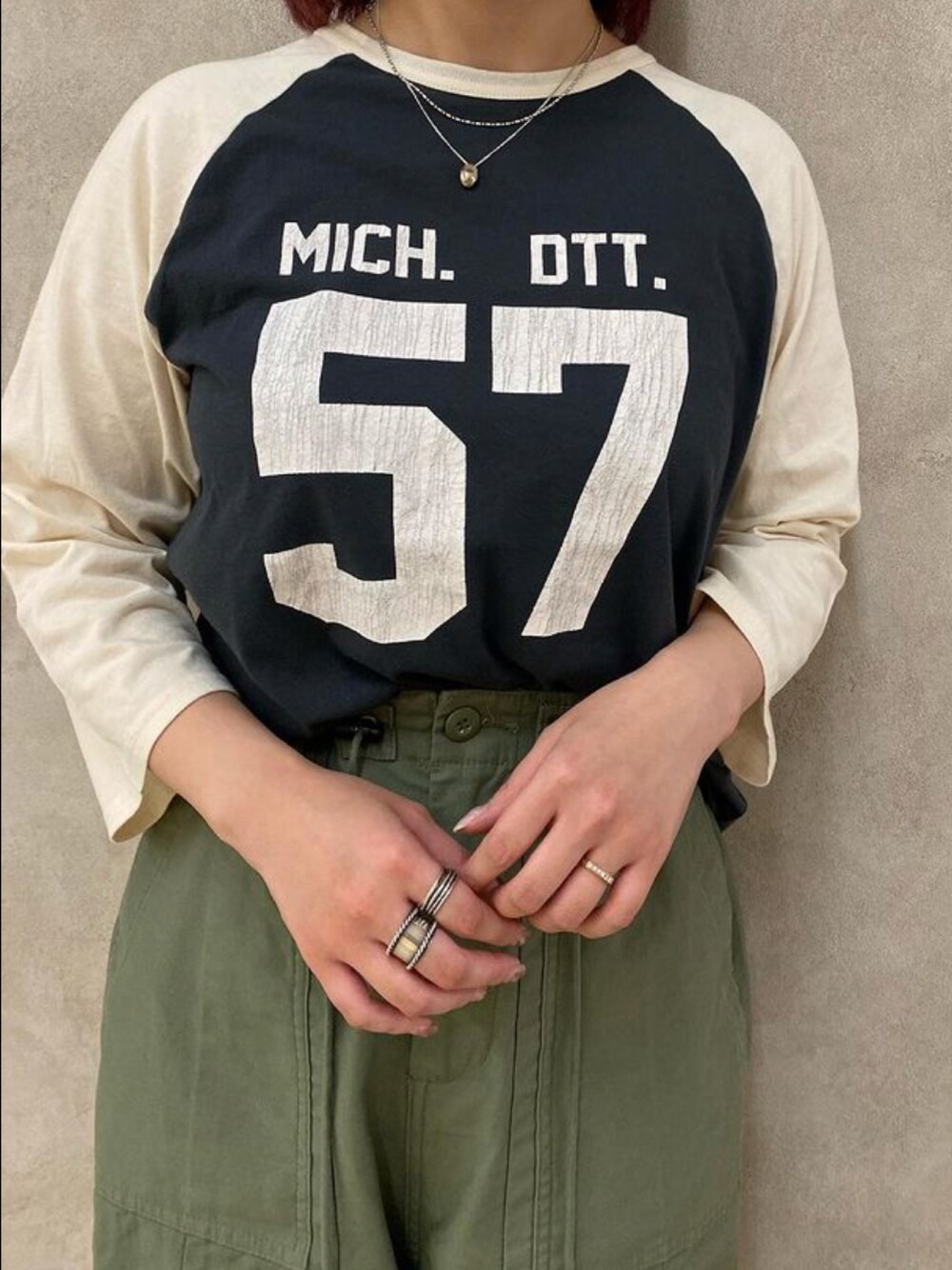 グレー系のTシャツ/カットソー、グリーン系のその他パンツ、シルバー系のネックレスを着用したレディースの夏コーディネートの1枚目の写真