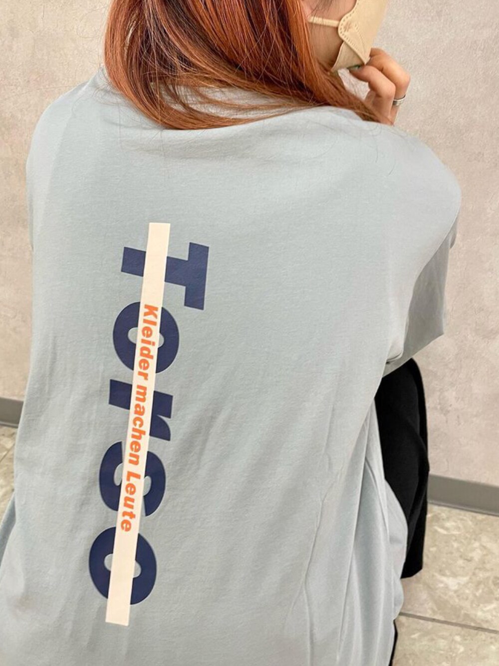 グレー系のTシャツ/カットソーを着用したレディースの夏コーディネートの1枚目の写真