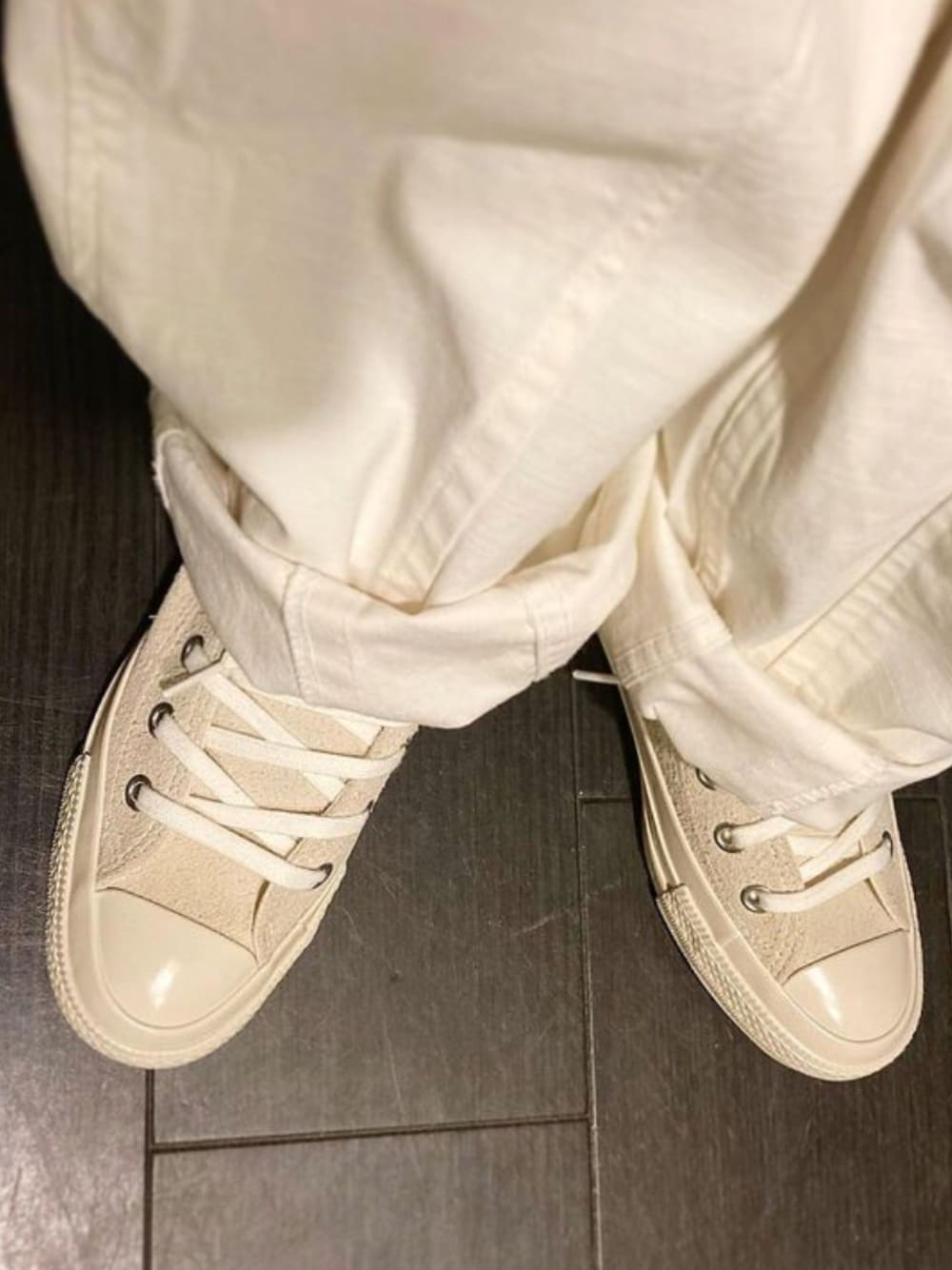 ホワイト系のスニーカーを着用したレディースの春コーディネートの1枚目の写真